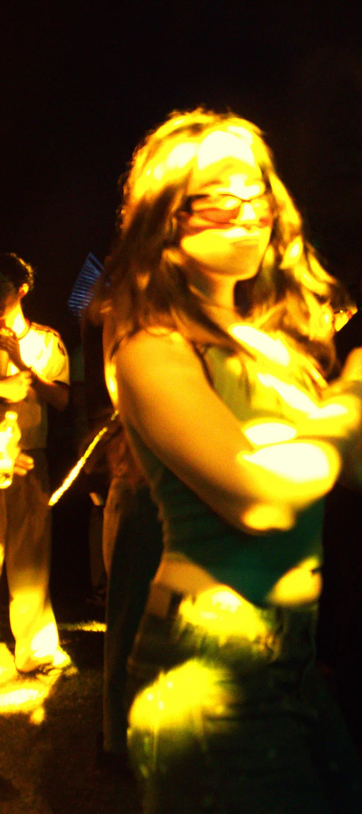 Bailando bajo luz dorada